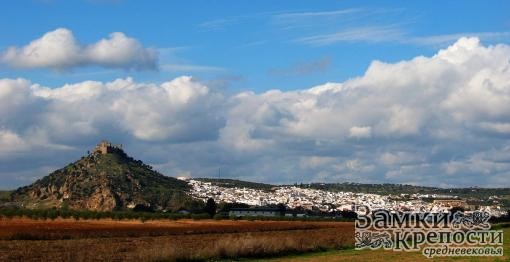 Город Альмодовар-дель-Рио и замок на холме