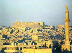 Цитадель Алеппо возвышается над городом