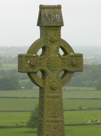 Кельтский крест на кладбище замка