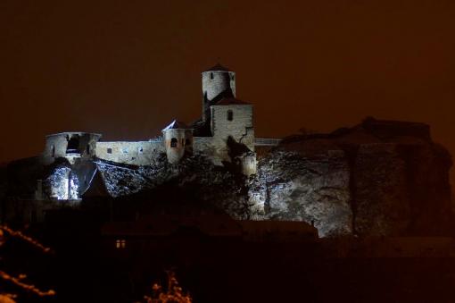 Замок Стршеков ночью