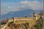 Замок Монтебелло и горы 