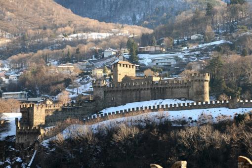 Замок Монтебелло зимой